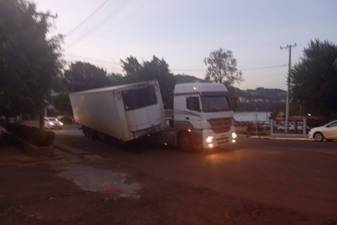 CARRETA DESENGATA NA RUA SALGADO FILHO EM BARRA DO GUARITA